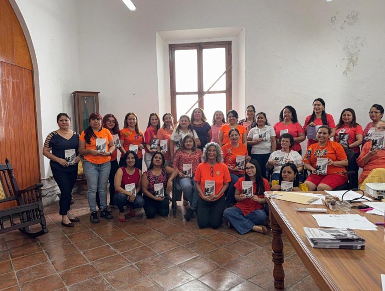 Agosto día naranja con entrega de cartillas de los derechos de las mujeres