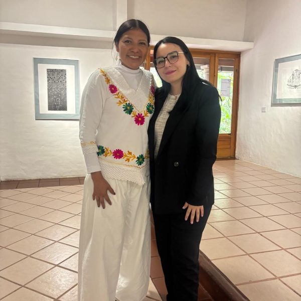 Mesa de trabajo con directora de Formación y desarrollo artístico para talleres 2025 para su personal