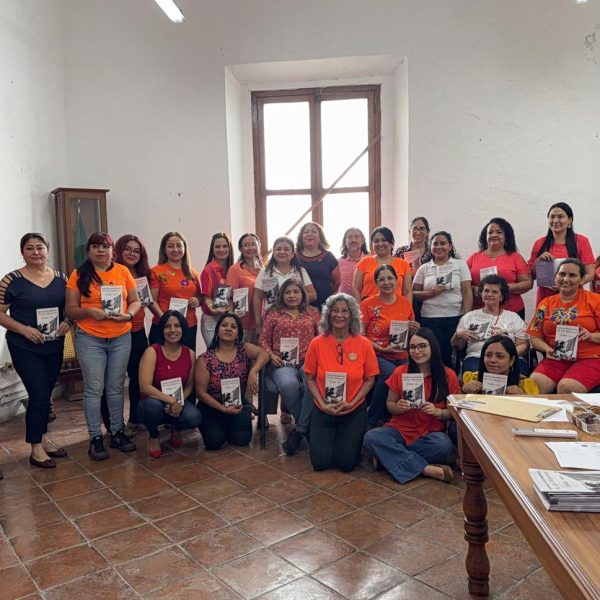 Agosto día naranja con entrega de cartillas de los derechos de las mujeres